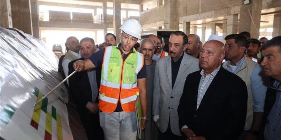 الوزير يسلم شيكات التعويضات للمتضررين من مسار القطار الكهربائي بقنا
