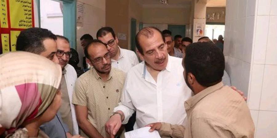 نائب وزير الصحة يتفقد المنشآت الطبية بمحافظة قنا ويُوجه بتحويل المقصرين للتحقيق