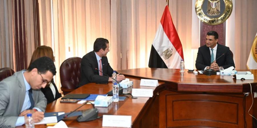 وزير الصناعة يبحث مع شركة سيمكس العالمية التوافق مع خطط الدولة للتنمية الصناعية
