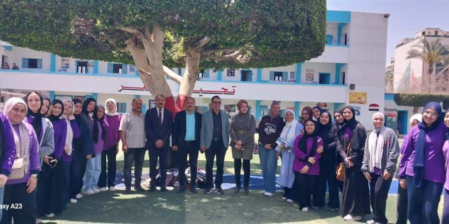 طالبات "القومية العربية" بالشرقية يكرمن الممثل القانوني للمدرسة
