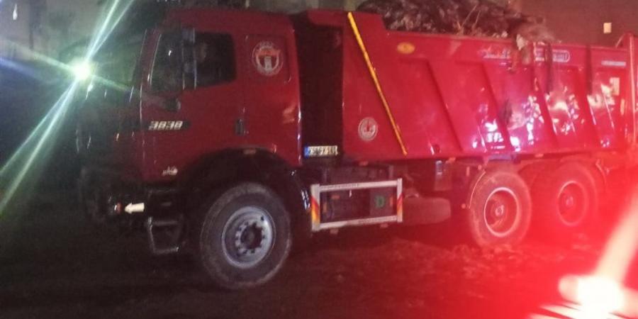 الجيزة ترفع 650 طن مخلفات من منطقة أرض الرخام بحي المنيرة الغربية