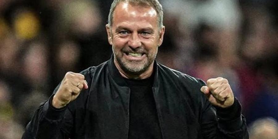 هانز فليك يدخل تاريخ برشلونة بعد التتويج بلقب الدوري الإسباني