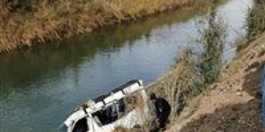 مصرع شخصين وإصابة 8 في سقوط ميكروباص بمصرف بأبو النمرس