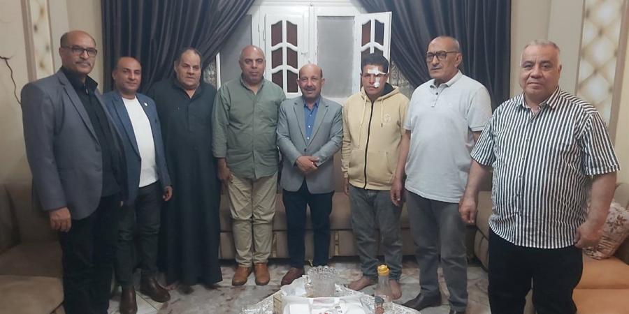 وفد من نقابة المعلمين يزور معلم أجا المعتدى عليه