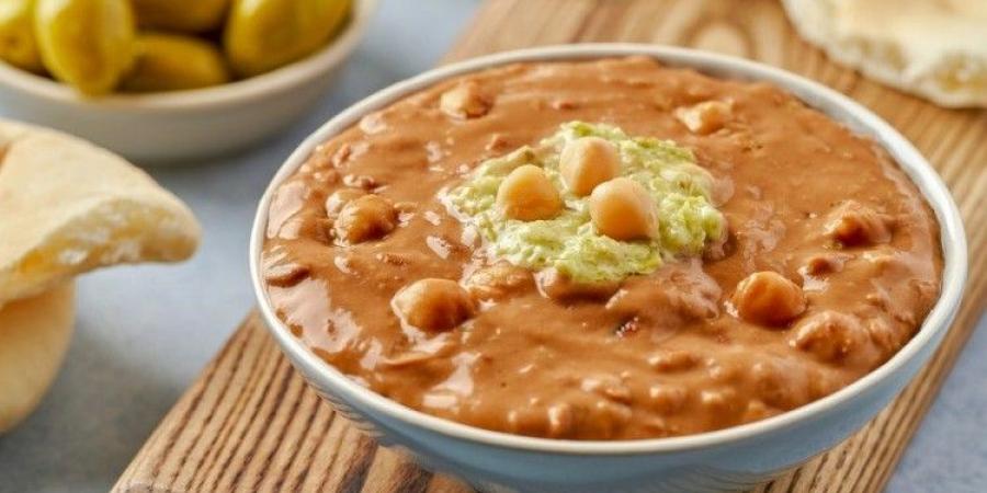 الفول المدمس بطريقة صحية.. وجبة شعبية غنية بالطاقة والبروتين