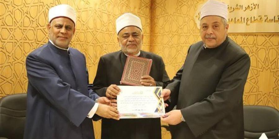 قيادات مشيخة الأزهر تكرم الشيخ تاج الدين أبو الوفا لبلوغه السن القانونية