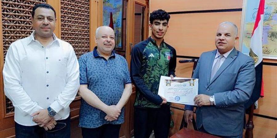 وكيل تعليم الفيوم يكرّم الطالب يوسف الأول جمهورية لسباق 1500 متر جري