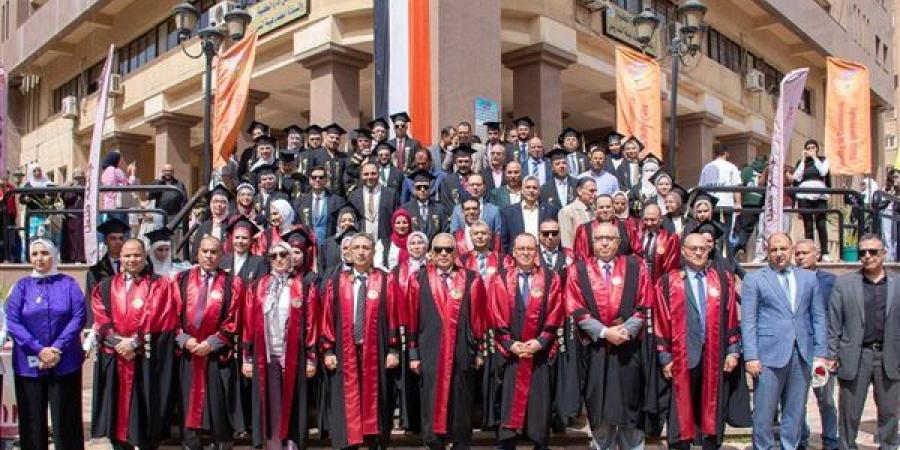 رئيس جامعة طنطا يشهد تخرج الدفعة 52 لطلاب البكالوريوس بكلية التجارة