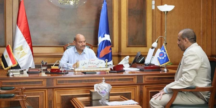 تفاصيل أول لقاء بين محافظ السويس ومدير مديرية العمل الجديد