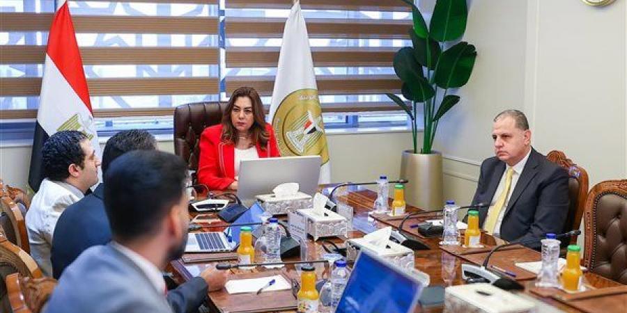 وزيرة التنمية المحلية توجه بتبسيط إجراءات تراخيص المحال العامة بالتعاون مع الجهات المعنية