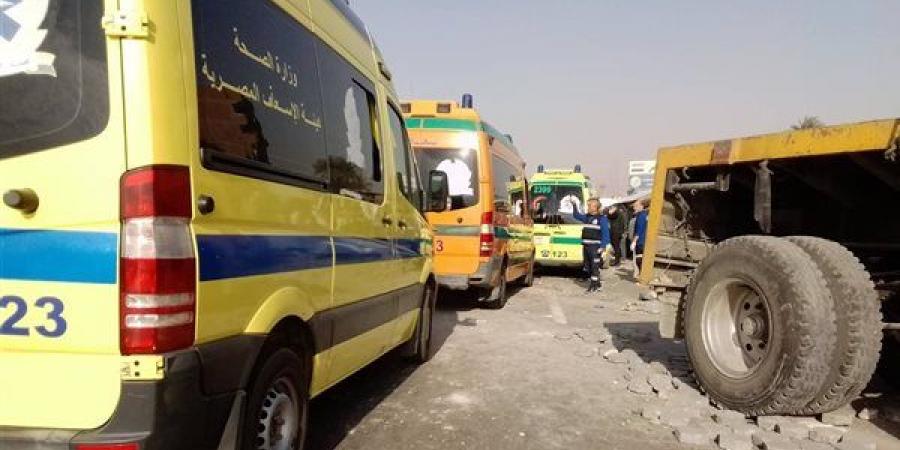 إصابة 3 خليجيين في تصادم ملاكي وميكروباص على طريق الواحات