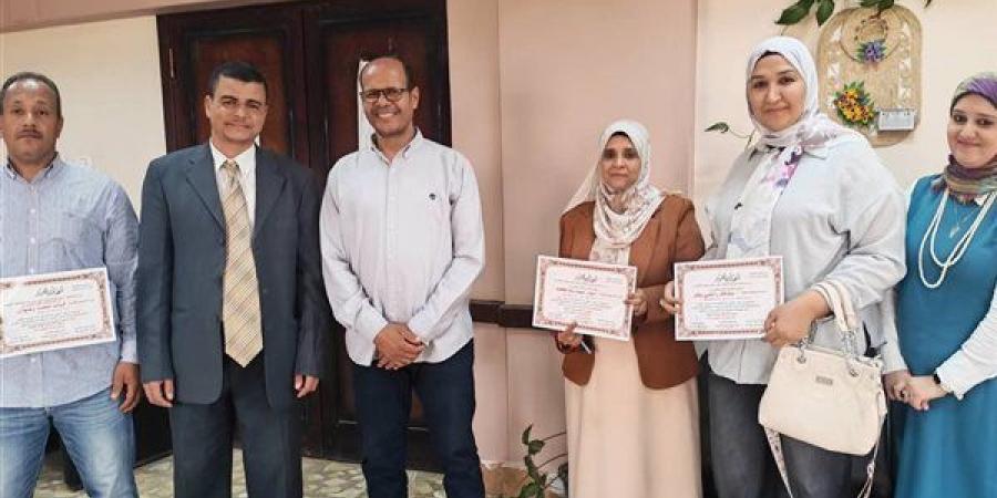 تكريم الأخصائيين النفسيين بإدارة فرشوط التعليمية