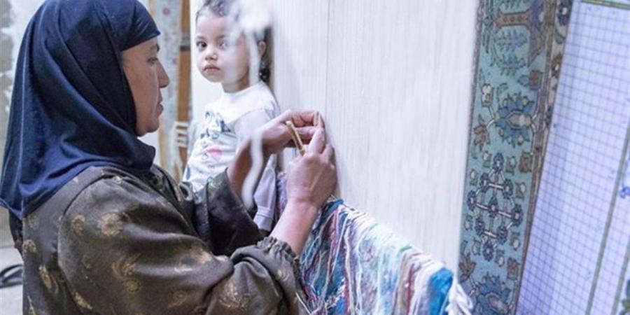 من المساعدة إلى الإنتاج.. كيف تمكّن البنوك المرأة المعيلة في مصر؟
