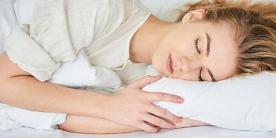 عادة شائعة أثناء النوم قد تحمل مخاطر غير متوقعة.. تجنبها