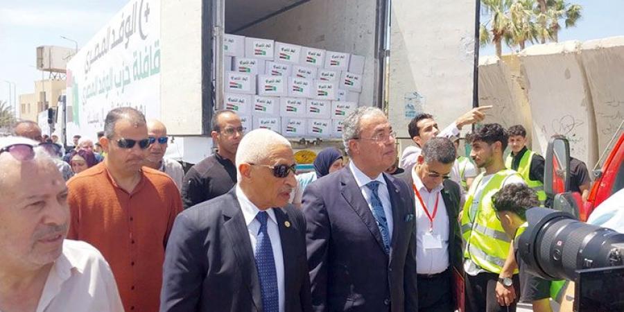 قافلة «الوفد» تعالج عشرات الحالات فى التخصصات النادرة