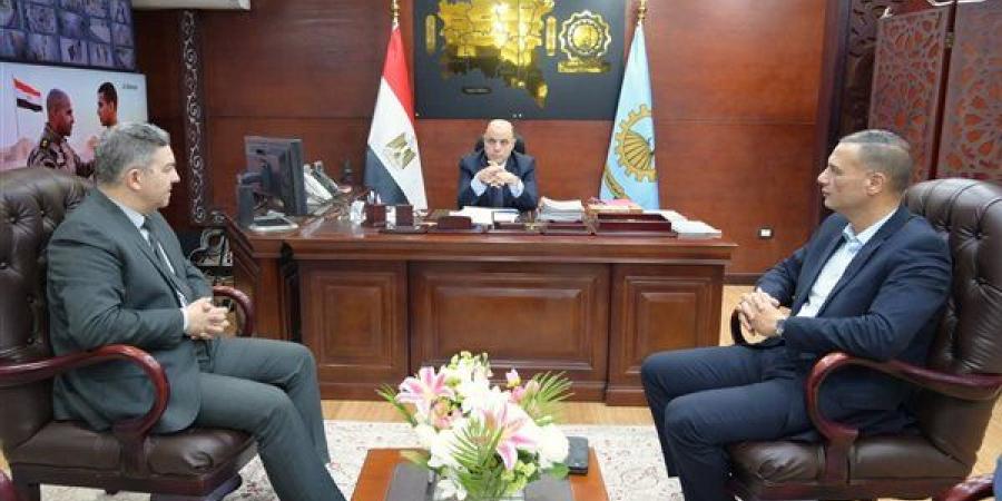 محافظ الغربية يعقد اجتماعًا لمتابعة موقف تشغيل مركز خدمات مصر