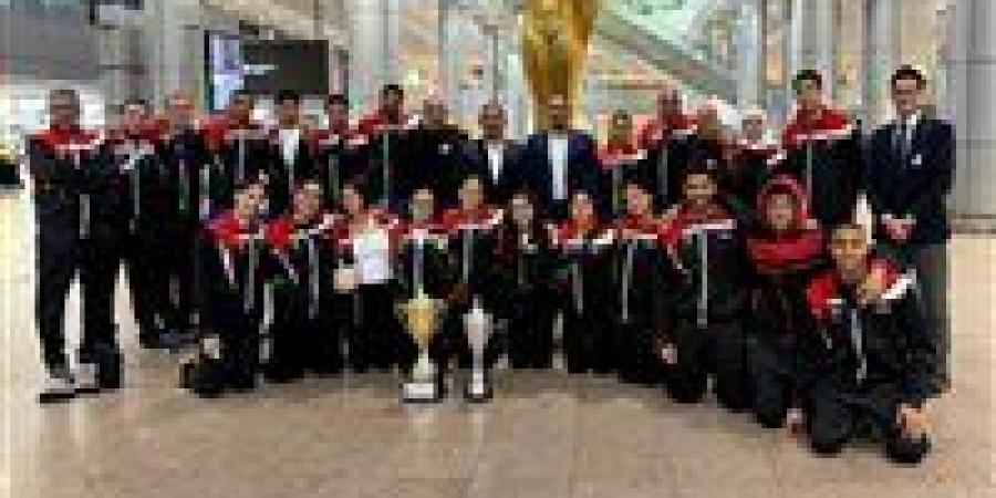 نادر عبده وإسلام صميدة يستقبلان أبطال إفريقيا للسباحة بمطار القاهرة
