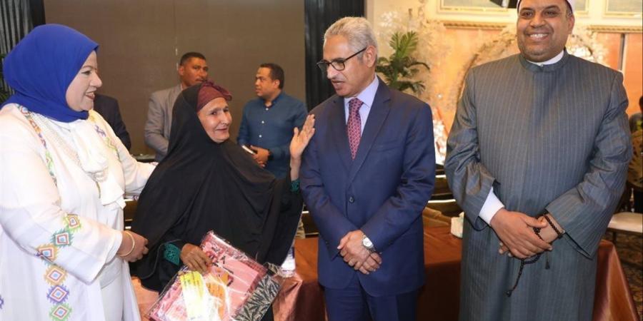 محافظ بني سويف يطالب الحجاج بالدعاء لمصر بالسلام والرخاء والأمان