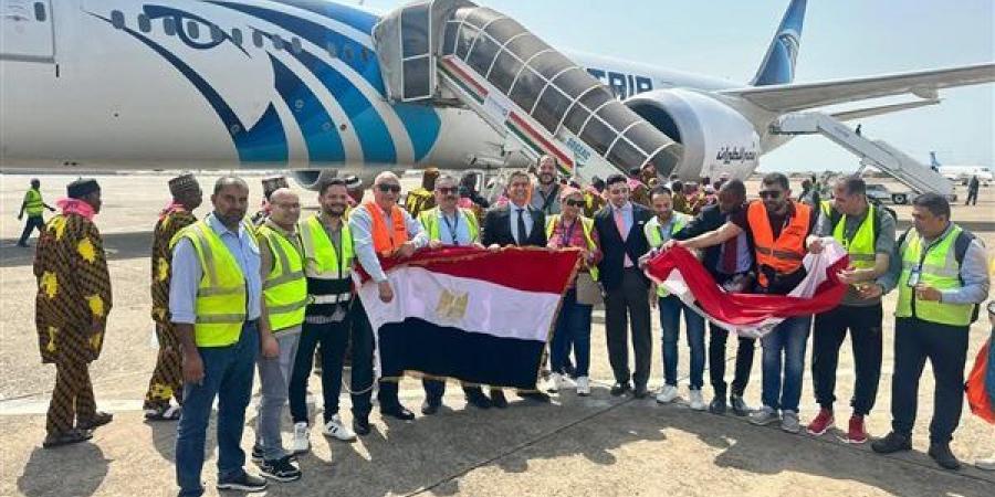 سفير مصر في غينيا يتابع نقل الحجاج الغينيين عبر «مصر للطيران»
