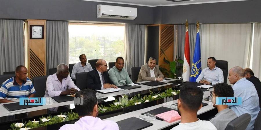 محافظ أسوان يتابع جهود لجنة استرداد الأراضي لتسريع أعمال الرفع المساحي