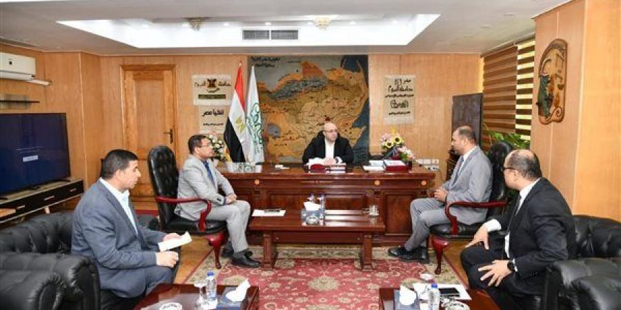 محافظ الفيوم يناقش عدداً من التحديات بقطاع البريد
