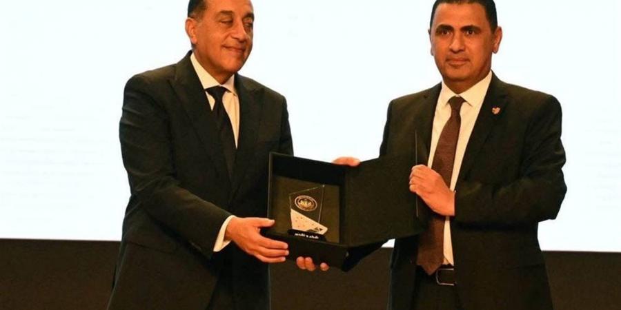 «مدبولي» يكرم رئيس جامعة ساكسوني مصر تقديرًا لنجاحها في ربط الطلاب بسوق العمل