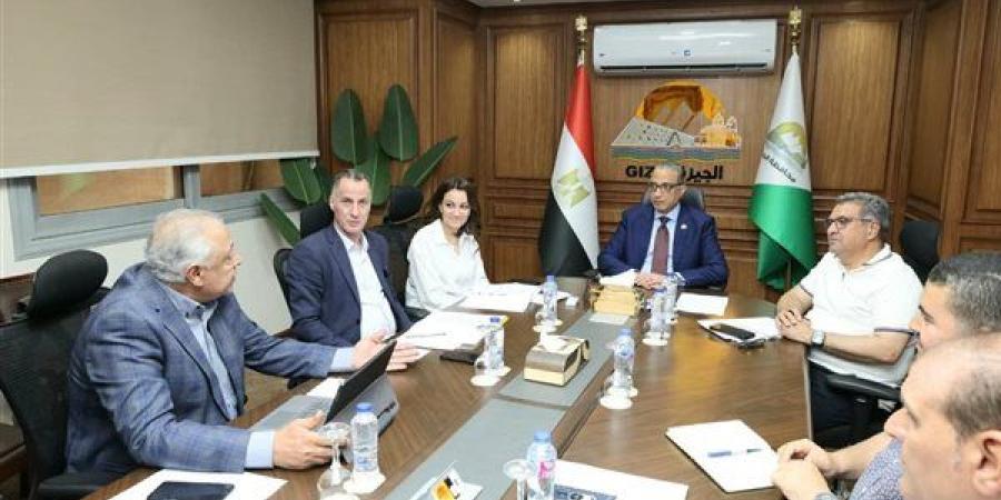 محافظ الجيزة يناقش أعمال التطوير بمحور الفريق كمال عامر لتعظيم الاستفادة من المشروع
