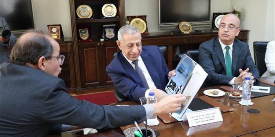 شراكة بين "المالية" و "العربية للعلوم والتكنولوجيا" لبناء كوادر بشرية