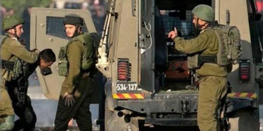 الاحتلال الإسرائيلي يعتقل فلسطينيين جنوب الخليل