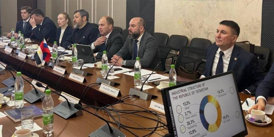 وزير الصناعة يبحث تسريع وتيرة تنفيذ المنطقة الصناعية الروسية وزيادة الاستثمارات المشتركة