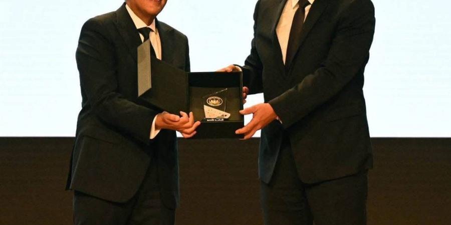 مدبولي يُكرّم محافظ كفر الشيخ لجهوده في تطوير التعليم ودعم المهارات الرقمية