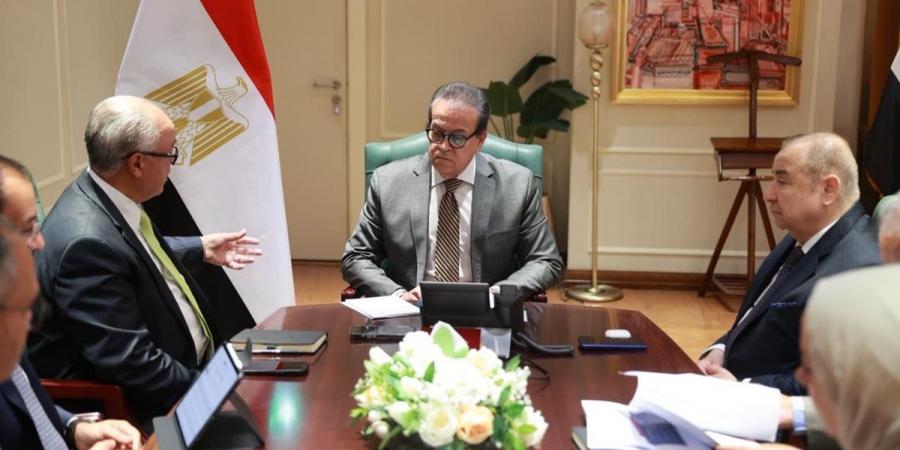 وزير الصحة يبحث مع رئيس غرفة صناعة الدواء تعزيز توطين صناعة الدواء ودعم الاكتفاء الذاتي