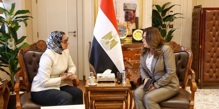 وزيرة التنمية المحلية والبيئة تتابع مع محافظ الوادي الجديد الملفات الخدمية والمشروعات التنموية