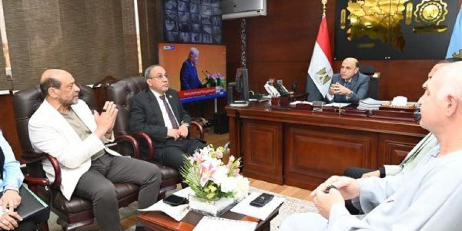 محافظ الغربية يلتقي أعضاء مجلسي النواب والشيوخ لبحث مشكلات الدوائر