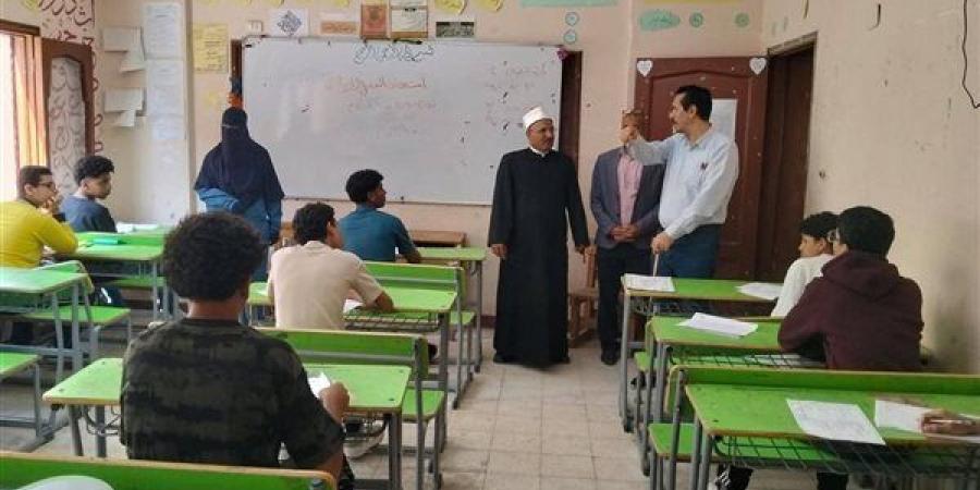 طلاب الإعدادية الأزهرية يؤدون امتحاني اصول الدين والعلوم