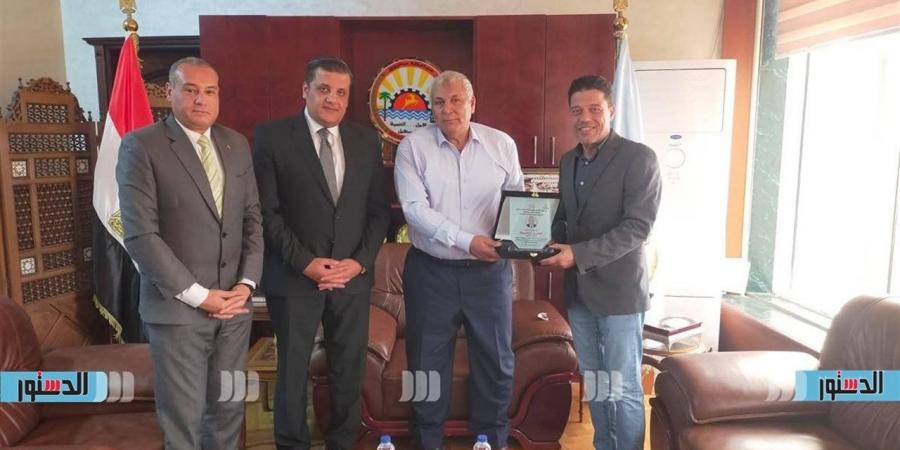 تقديرًا لجهوده ودعم خطط الوزارة.. الشباب والرياضة تكرم محافظ مطروح