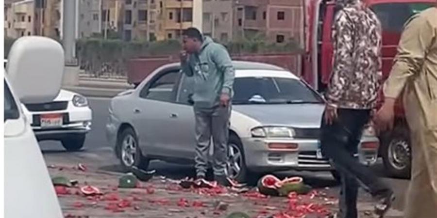 "سايبين الحادثة وبياكلوا بطيخ".. مشهد صادم يتصدر الترند (فيديو)