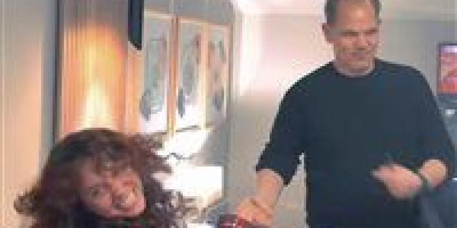 حاجة مجنونة قربت تحصل.. رامي إمام يروج لـ عمل سينمائي جديد| فيديو