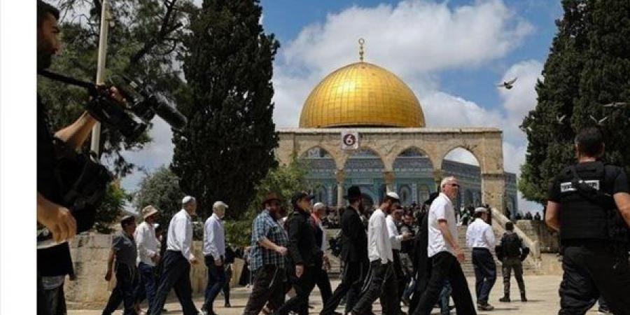 مستعمرون يقتحمون المسجد الأقصى بحماية من قوات الاحتلال الإسرائيلي