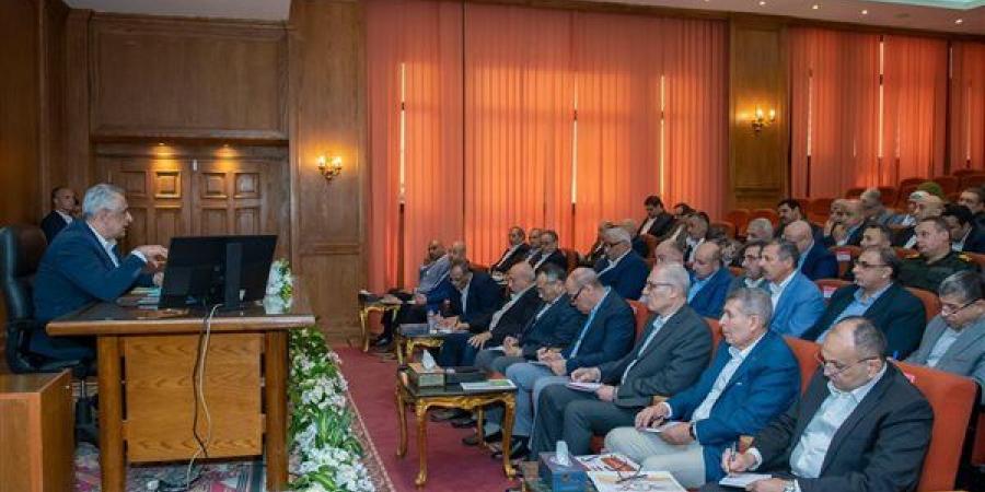 وزير الدولة للإنتاج الحربي يتابع الأداء المالي والإنتاجي للشركات التابعة