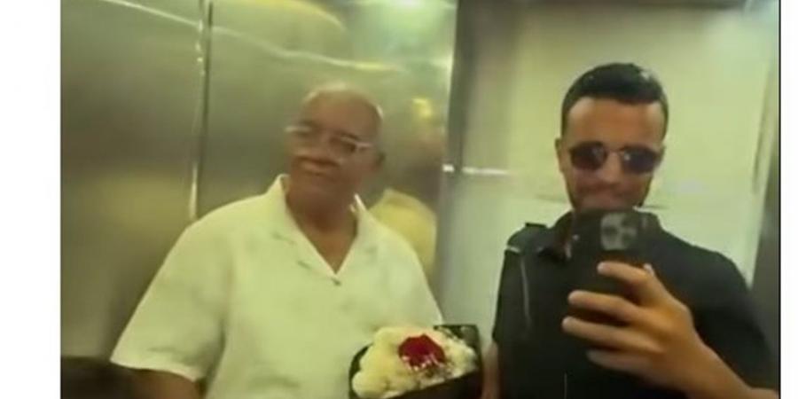 راح لزوجته يوم عيد ميلادها بورد.. حب فوق الـ 60 (فيديو)