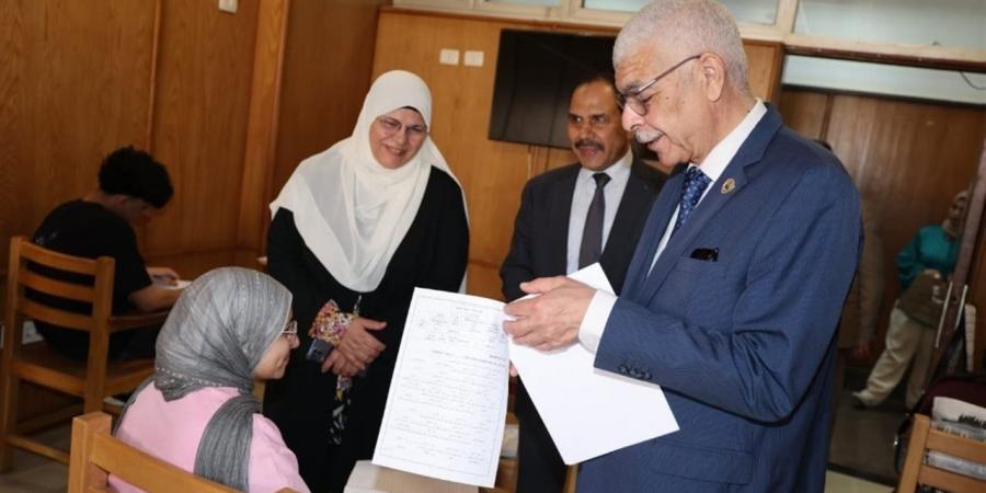 رئيس جامعة المنوفية يتفقد امتحانات الفصل الدراسي الثاني بكلية الاعلام