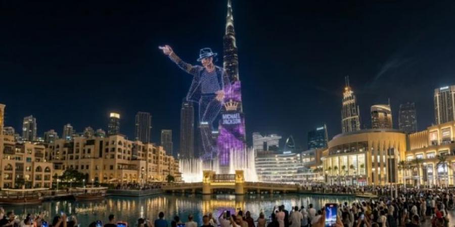 صورة مايكل جاكسون تظهر في برج خليفة في عرض جوي