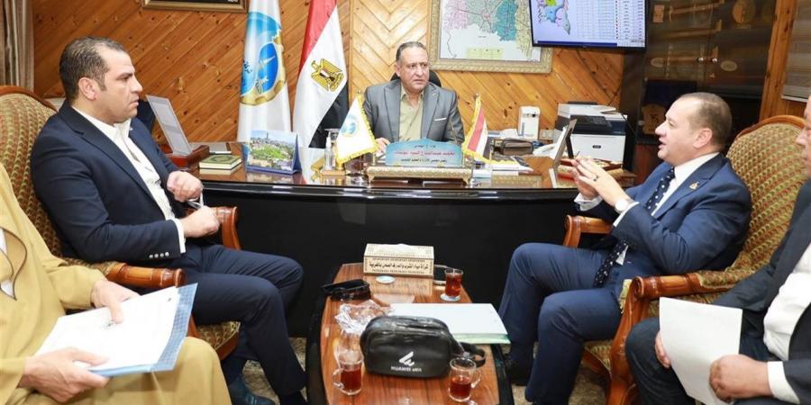 رئيس "مياه الغربية" يبحث مطالب المواطنين