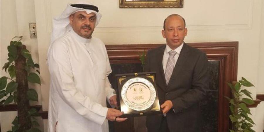 لبحث أحوال الطلاب.. عميد قصر العيني يستقبل رئيس المكتب الثقافي الكويتي