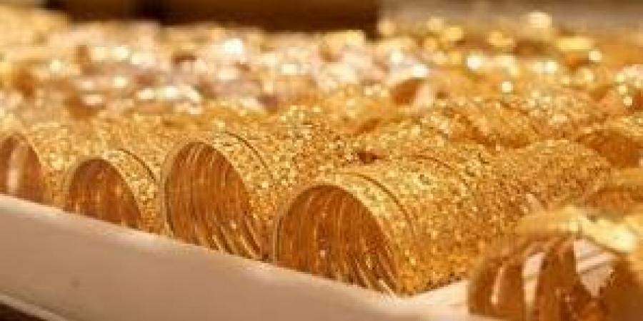 سعر الذهب المحلي يرتفع والعالمي يتراجع