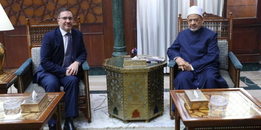 شيخ الأزهر يستقبل السفير البريطاني بالقاهرة لبحث سبل تعزيز التعاون المشترك