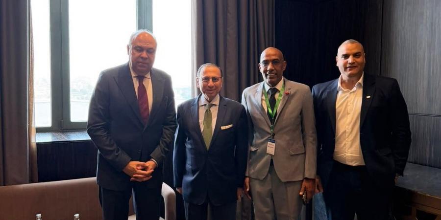 وزير الطيران المدني يشارك في منتدى الهيدروجين الأخضر بمصر 2026