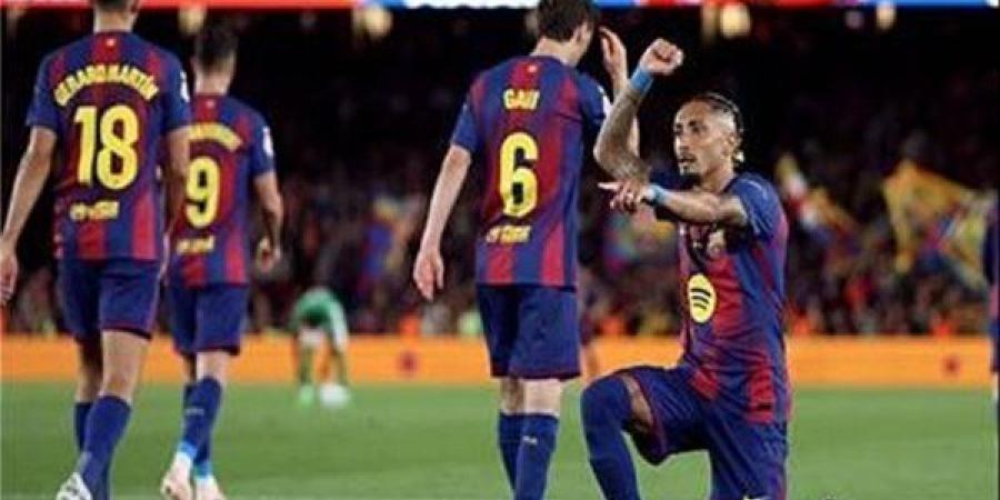 رافينيا يقود برشلونة لفوز مثير على بيتيس بثلاثية في الليجا