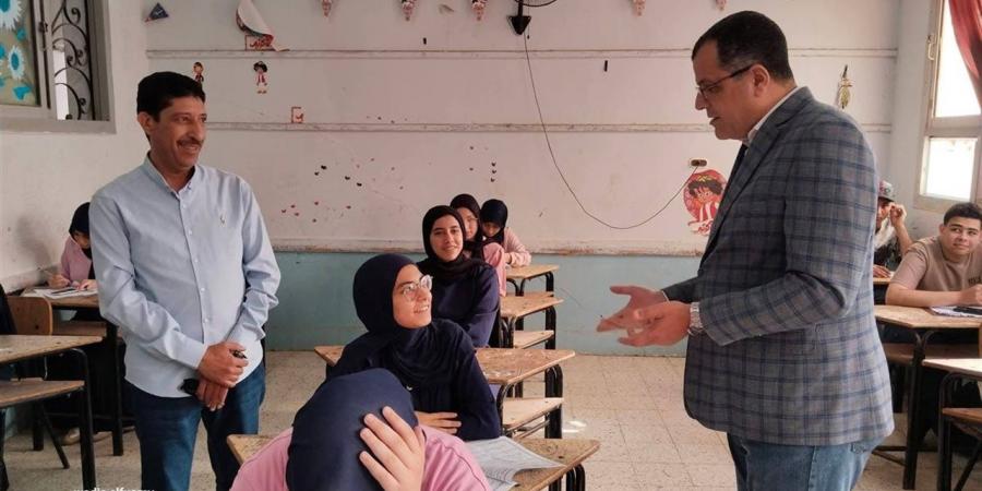 وكيل وزارة التعليم بدمياط يتفقد لجان امتحانات صفوف النقل بمدارس إدارة السرو